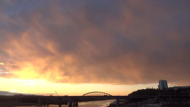 beautiful sunset blazing sky over the city. the white river monument. arch bridge 04 11 2022 смотреть онлайн