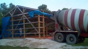 бетономешалка мешает бетон