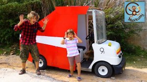 Манкиту Милан и Папа играют в спасателей, застряли на красной машине.