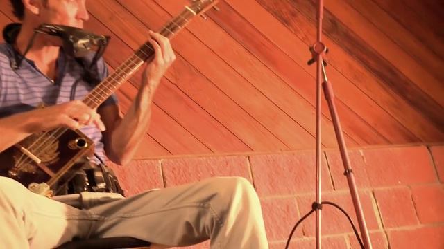 Juzzie Smith - Simple Road - Live with Wazinator stompbox смотреть онлайн