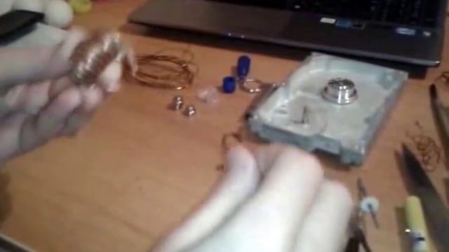 Копия видео "магнит + катушка = хрен электричества (video-2013-01-06-23-40-38.mp4)" смотреть онлайн