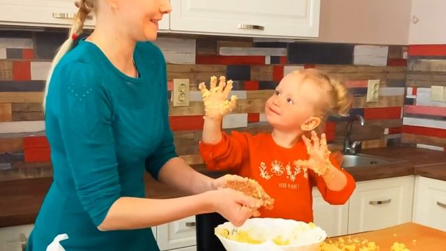 Алисия и мама пекут кокосовые кексы - Видео для детей - Для самых маленьких - Для малышей смотреть онлайн