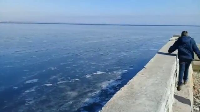 Заброшенная пристань пароходов в Каменке-Днепровской. смотреть онлайн