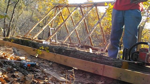 Как сделать доски из дерева своими руками без пилорамы бензопилой смотреть онлайн