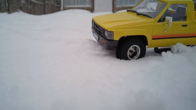 RC Toyota Hilux 1983 от FMS. Обзор и тест на снежном бездорожье. FMS Toyota Hilux Snow Off Road.