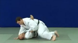 (Макура-кэса-гатамэ) Makura kesa gatame   Удержание сбоку с захватом своей ноги