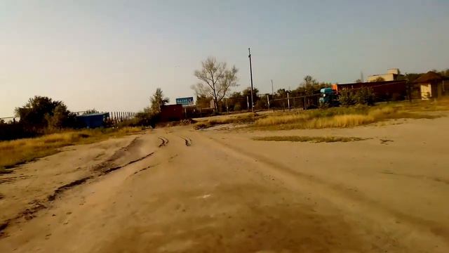 Ровная песчаная дорога к морю. Природа сама делает. Плюс чуть глины и земли. смотреть онлайн