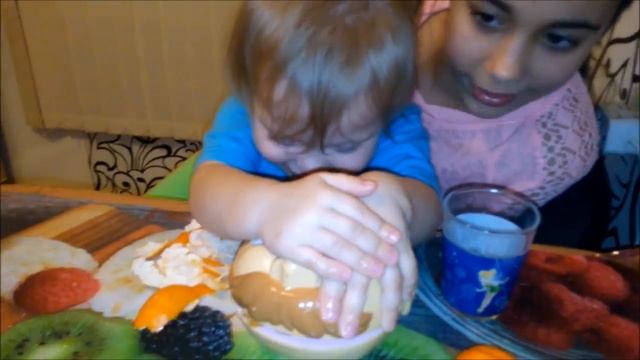 ЛАЙФХАК ОТ РЕБЕНКА ! Как сделать быстро мандариновый сок .LIFEHACK FROM A CHILD ! смотреть онлайн