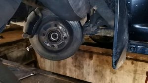 Замена сальника левого привода на автомобиле Рено Логан