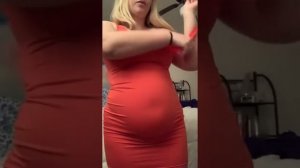 Пухленькая девушка в красном платье