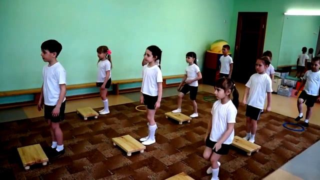 Зарядка для детей под музыку. СТЕП-АЭРОБИКА смотреть онлайн