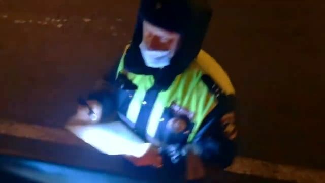 Дальнобойщик поставил на место сотрудника ДПС ГИБДД смотреть онлайн