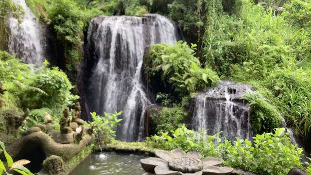 Внутри водопада   Taman Beji Griya