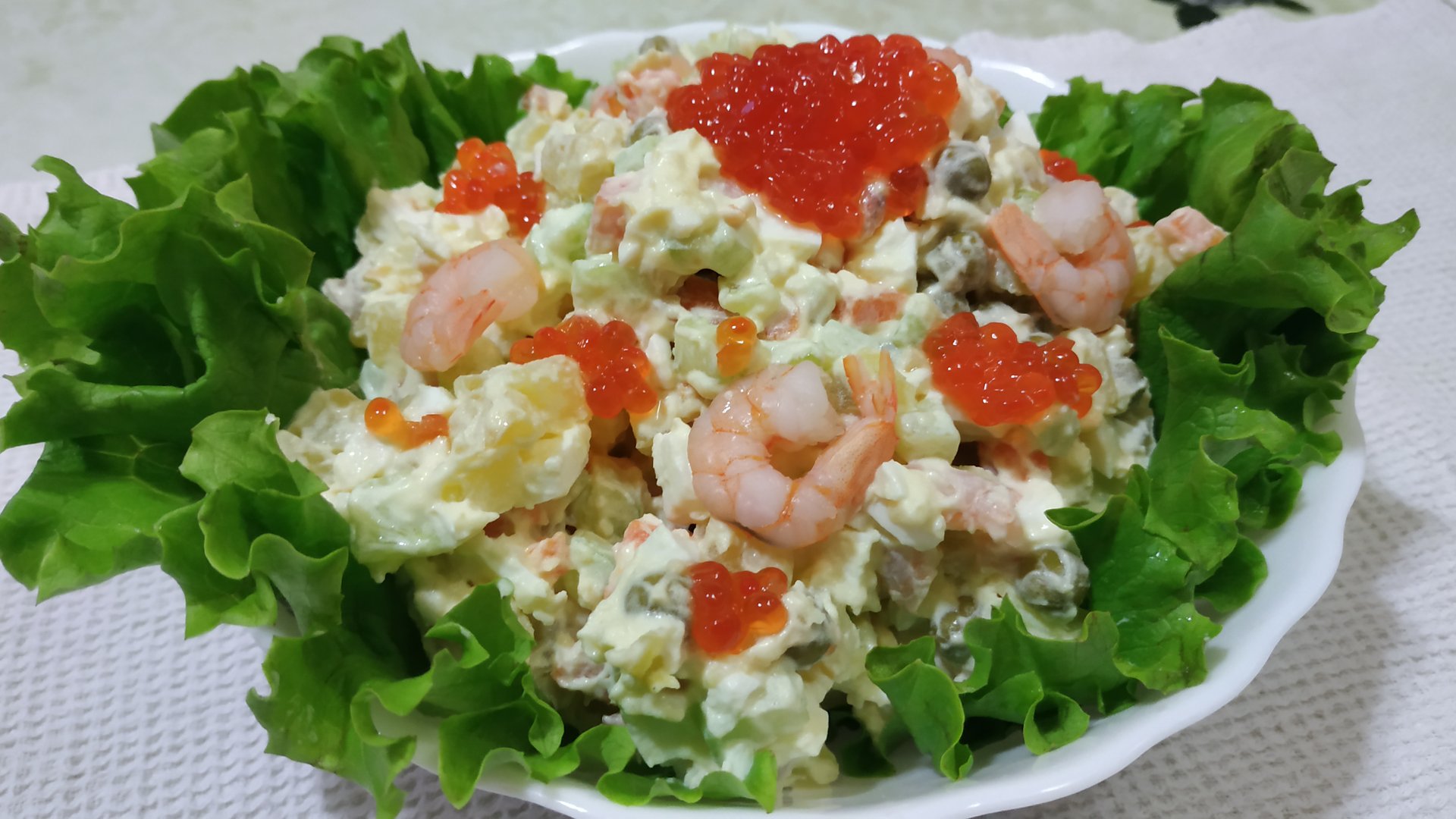 САЛАТ С КРЕВЕТКАМИ И ИКРОЙ НА ПРАЗДНИЧНЫЙ СТОЛ. Очень простой рецепт! смотреть онлайн