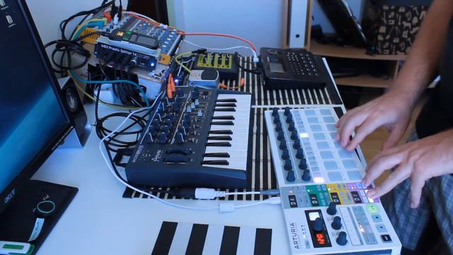 010815 (Arturia Microbrute, Beatstep Pro, MFB Nanozwerg, Alesis SR-16) смотреть онлайн