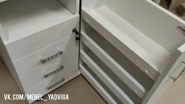 Мебель Ядвига. Маникюрный стол МС3-3, глубина стола 50 см, ролики, замки, два кабель-канал смотреть онлайн