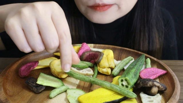 ASMR 바삭바삭 동결건조 야채칩 먹방 Real Sound Crunchy смотреть онлайн