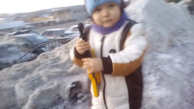 Стрит на гитаре. Златоуст. Малыш играет на гитаре. смотреть онлайн