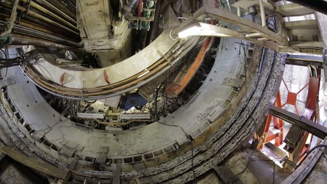 Работа блокоукладчика на ТПМК Herrenknecht S-517 Виктория. смотреть онлайн