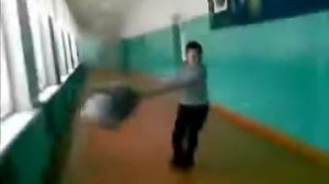 Мальчик разбил окно портфелем