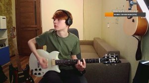 Играю на электрогитаре песни группы КИНО