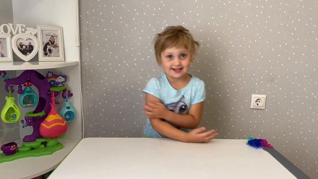 Настя показывает свои игрушки тролли / Nastya shows her toys to the trolls смотреть онлайн