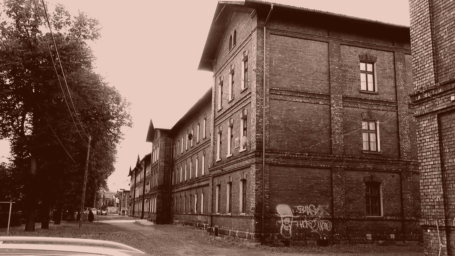 Освенцим город с мрачным прошлым .Довоенные дома от которых холодом веет! Туристов сюда не возят!