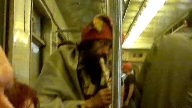 Настоящий шут в московском метро.mp4 смотреть онлайн