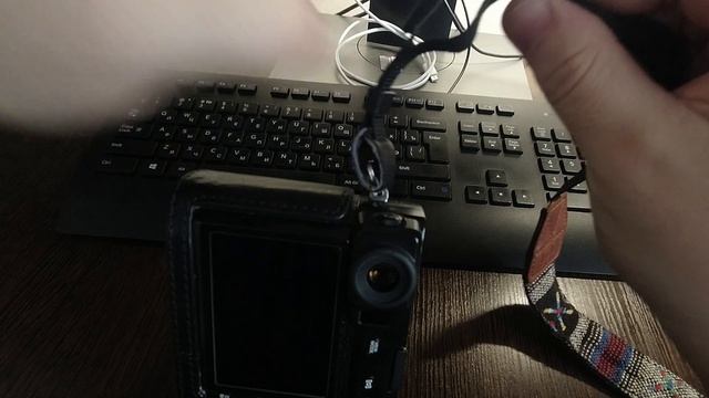 Как закрепить ремень на фотоаппарате.