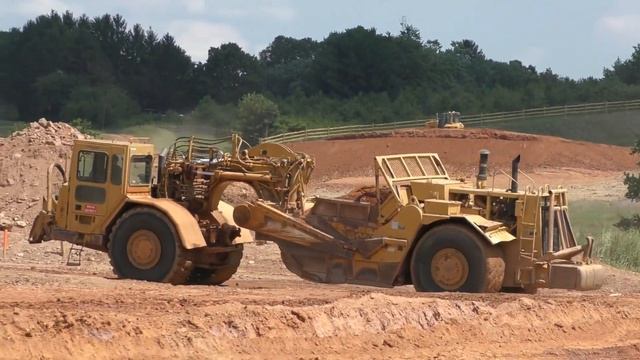 A Girl Driving a CAT 627 Scraper?? Awesome! смотреть онлайн