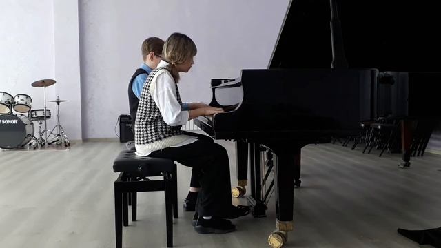 Золотых А-Рябцев М Р.Шуман Восточные картины соч66/4 Д.Шостакович Охота соч32 смотреть онлайн