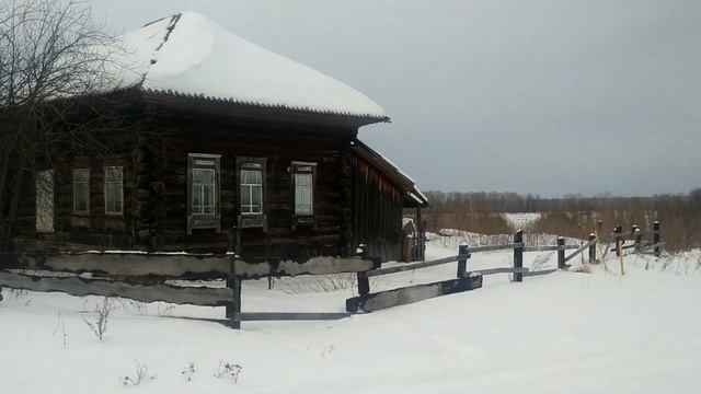 Показываю в каких домах людям приходится жить в глухой деревне глубоко в Сибири. смотреть онлайн