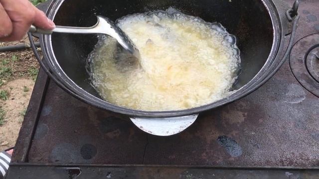 ЖАРЕНЫЙ КАРАСЬ БЕЗ КОСТЕЙ /Это просто и очень вкусно! На Природе! смотреть онлайн