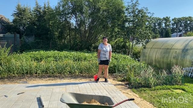 Укладка тротуарной плитки, женскими руками? #плитка#бассейн#укладка смотреть онлайн