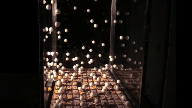 A chain reaction (with mousetraps and ping pong balls) смотреть онлайн
