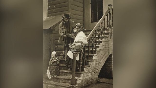 Тифлокомментарий к фотографии А. О. Карелина "Покупка ягод" смотреть онлайн