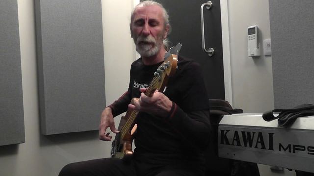 Paul Corrosion singing Sun Keeps Shining using a Sontronics Sigma 2 ribbon mic. смотреть онлайн