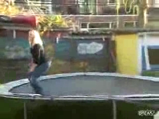 Блондинка на батуте смотреть онлайн