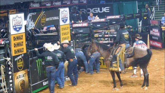 Trouble in the Chute - PBR Fairfax смотреть онлайн