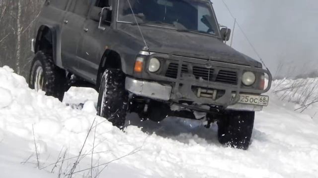 Nissan Safari задом в гору)) смотреть онлайн