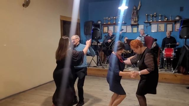 18 listopada 2023 Ruszyły TAŃCE w Jedlance pierwsze PARY już HULAJĄ z Kapelą Piotra Bińkowskiego смотреть онлайн