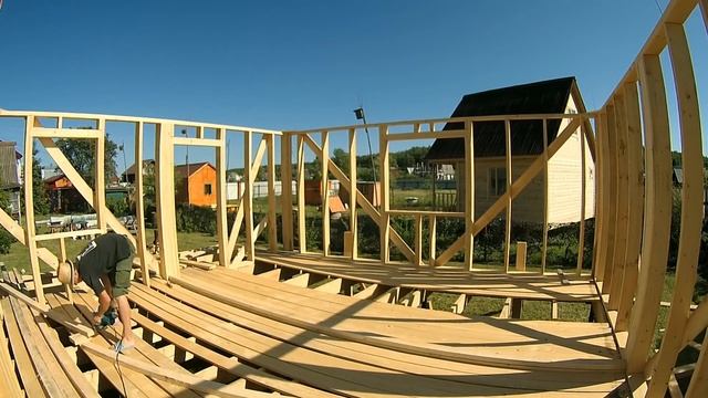 ч.4 Каркасный дом 6 на 6 своими руками (поднимаем каркасные стены) смотреть онлайн