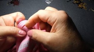 Как убрать затяжки с футболки, свитера (ткани) без специальных приспособлений