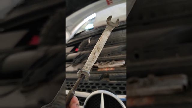 Как открыть капот на Мерседес Вито если оборвался трос? смотреть онлайн