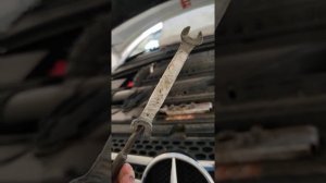 Как открыть капот на Мерседес Вито если оборвался трос?