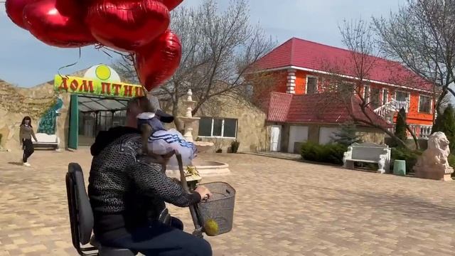 С Днем рожденья, Люся! Люся с Владом на прогулке по шикарному парку! смотреть онлайн