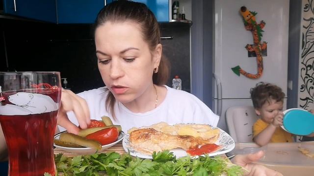 МУКБАНГ КУРИЦА С КАРТОШКОЙ, СОЛЕНЬЯ/MUKBANG смотреть онлайн