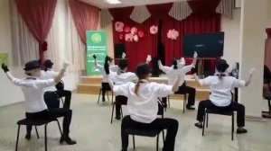 Танец с шляпами и стульями