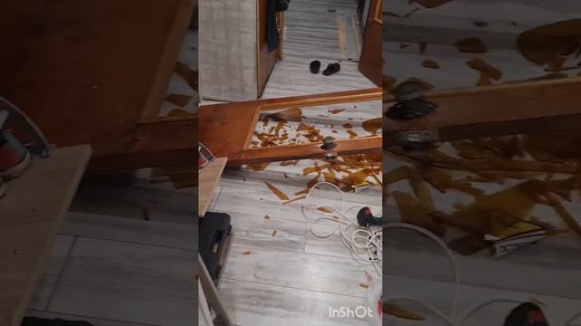 Хрупкая девочка Кира 11 лет,вышла из комнаты и случайно выбила дверь 😆 смотреть онлайн