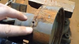 Как выкрутить винт с прямым шлицем (под плоскую отвертку)?